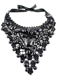 Collier métallique rétro orné de perle et strass noires