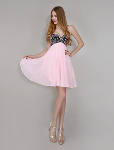 Mini robe de rentrée en chiffon rose d'encolure en coeur avec strass