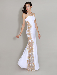 Robe de soirée blanche avec applique d'encolure en coeur avec dentelle