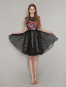 Robe de rentrée brodée en satin de soie stretch noir de longueur genou