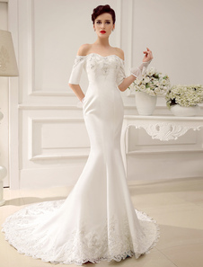 Robe de mariée en satin ivoire avec applique de col coeur et traîne chapelle