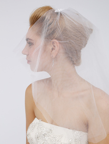 Voile de mariage une couche orné de trois fleurs blanches et perle