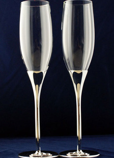 Verre à vin traditionnel argenté pour mariage orné de cœurs au pied