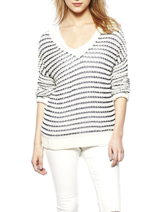 Pull féminin rayé surdimensionné à col V