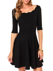 Robe vintage noire unicolore plissée moulante