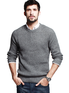 Pull en coton gris tricoté avec col ras du cou