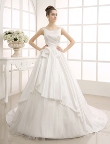 Robe de mariage ivoire à volants de col bateau à traîne