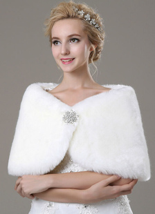 Boléro en fausse fourrure ivoire orné de strass