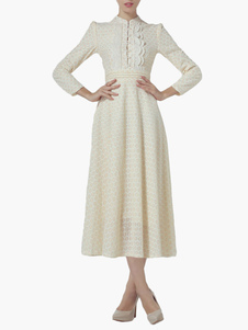 Robe longue en dentelle beige moulante avec applique