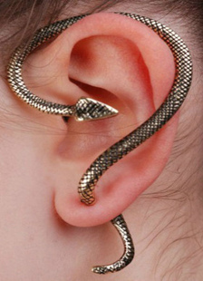 Clou d'oreille métallique en forme de serpent