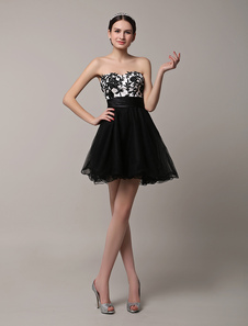 Robe de bal bustier A-ligne en satin noir avec applique