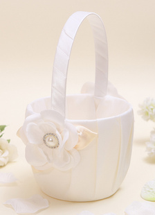 Petit panier en satin blanc avec fleur et fausse perle