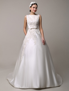 Robe de mariée en satin ivoire à col bateau traîne démontable