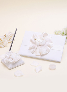 Livre et stylo de signe ornés de fleur