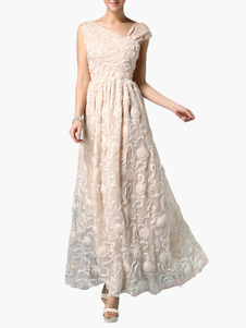 Robe longue en organza abricot plissé brodé à col asymétrique