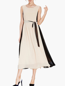 Robe longue en chiffon écru blanc bicolore plissé