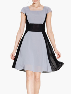 Robe skater en chiffon bicolore plissé avec col carré