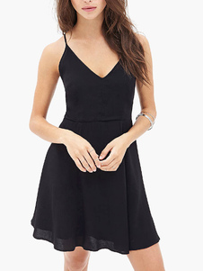 Robe d'été noire en chiffon unicolore à bretelles