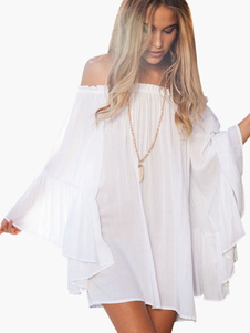 Robe d'été blanche à volants hors de l'épaule