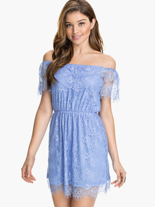 Robe skater bleu au dos décolleté hors de l'épaule