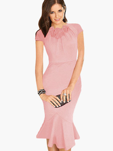 Robe vintage rétro motif rose avec fleur de fête