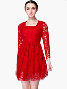 Robe skater élégant en rouge moulant col carré