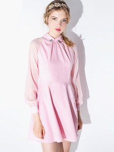 Robe skater doux rose plissé orné de bijoux