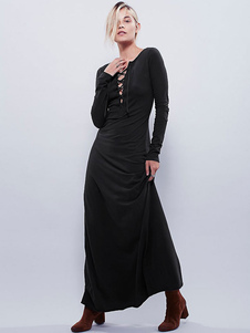 Robe longue noir en brocart creusé encolure dégagée