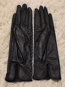 Gaufrage des gants en peau de mouton de Black