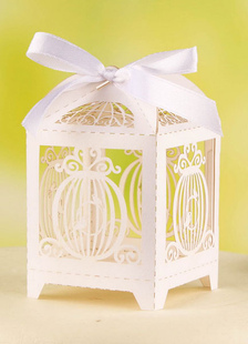 Boîte cadeau d'anniversaire en papier nacré blanc carré