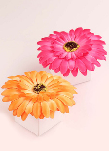 Boîte cadeau d'anniversaire de papier de carte jaune carré