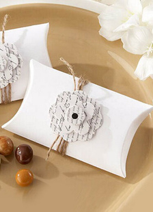 Boîte cadeau d'anniversaire de papier de carte blanc carré