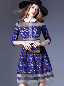 Robe skater bleu en dentelle avec dentelle froissé creusé col large