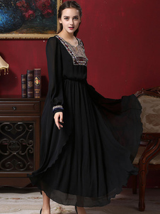 Robe longue noir en chiffon brodé