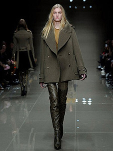 Manteau en gabardine avec bouton croisé revers cranté