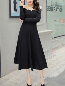 Robe longue noir au dos décolleté hors de l'épaule