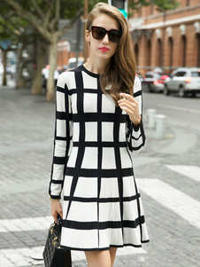 Robe skater mode en romanknit noir écossais plissé col ras du cou