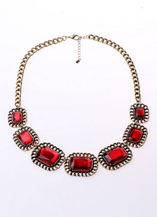 Collier métallique style contemporaine orné de bijoux fermoir homard