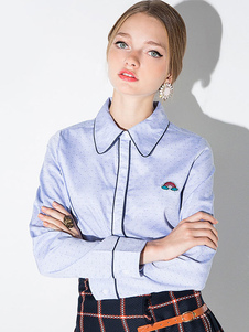 Blouse bleu ciel clair à pois avec bouton