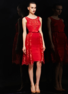 Robe de cocktail rouge princesse en dentelle col rond longueur genou détail zip et doublure jupon