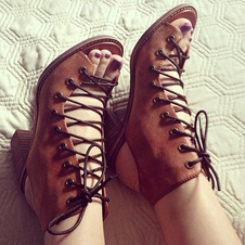 Sandales gladiateur marron foncé en peau de vache à talons épais