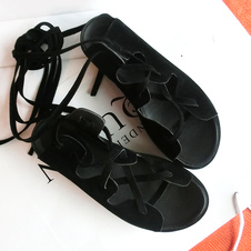 Sandales gladiateur noir en cuir poncé à talons compensés