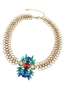 Délicat collier métallique avec fleur fermoir homard