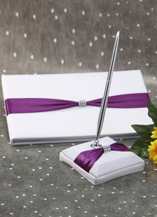 Violet métal arcs stylos et livres de mariage
