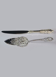 Couteau à gâteau de mariage en relief d'argent et la pelle desservant ensembles