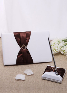 Chocolat arcs stylos et livres de mariage