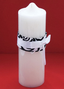 Bougie de cire blanche avec des faveurs de mariage Bow Multicolor