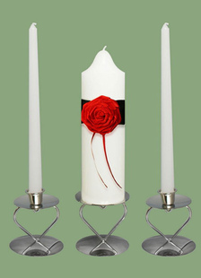 Bougie de cire blanche avec des faveurs de mariage fleur rouge