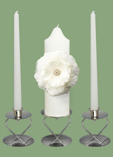 Bougie de cire blanche avec des faveurs de mariage fleur