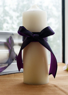 Bougie de cire blanche avec des faveurs de mariage Bow violet